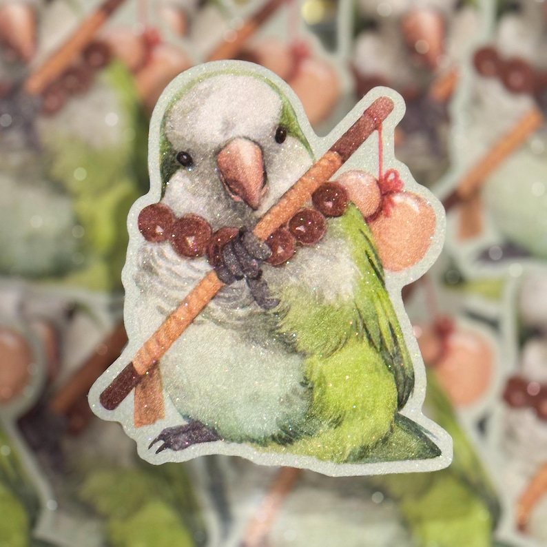 Puede incluir: Una pegatina caprichosa que presenta un loro verde y blanco que lleva un palo marr&oacute;n con una peque&ntilde;a bolsa de color melocot&oacute;n. El loro tiene un pico marr&oacute;n y est&aacute; adornado con un collar de cuentas marrones. La pegatina tiene un acabado brillante.