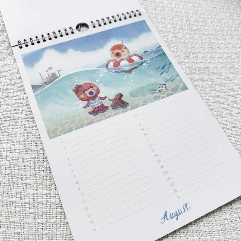 K&ouml;nnte beinhalten: Ein Spiral-Kalender mit einer Illustration von Cartoon-Oktopussen im Meer. Ein Oktopus befindet sich in einem rot-wei&szlig; gestreiften Schwimmring, ein anderer tr&auml;gt ein gestreiftes Hemd. Das Wort "August" ist blau geschrieben.