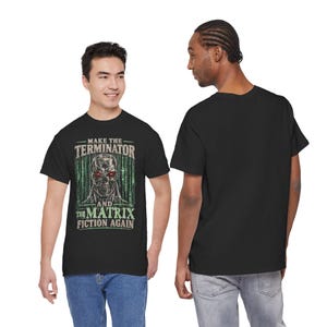 Könnte beinhalten: Ein schwarzes Kurzarm-T-Shirt mit einem Grafikdruck eines metallischen Schädels mit leuchtend roten Augen. Das Design enthält grüne vertikale digitale Codemuster und den Text "MAKE THE TERMINATOR AND THE MATRIX FICTION AGAIN".