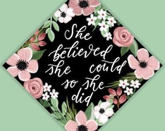 Ona wierzyła, że potrafi Boho Pink Floral Topper na czapkę absolwenta, cyfrowo malowana czapka absolwenta do druku, prezent dla absolwenta. Czapka absolwenta z ręcznie napisanym napisem