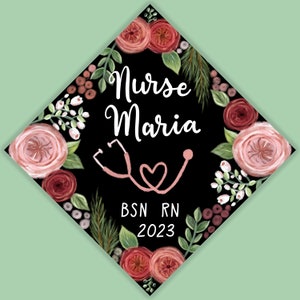 Kundenspezifisches Zitat-Krankenschwester-medizinisches rosa Blumenhand beschriftetes Abschluss-Cap-Topper, digital gemaltes gedrucktes oder DRUCKBARES Grad-Cap-Topper, Geschenk