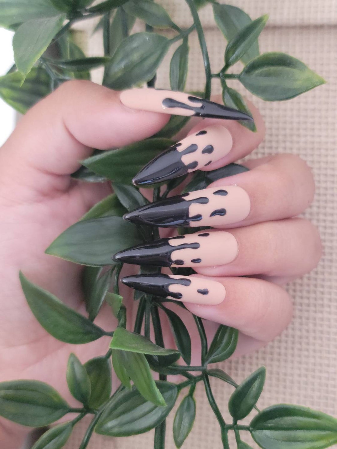Reverse Drip in Black Press on / Glue on Nails - Etsy Canada