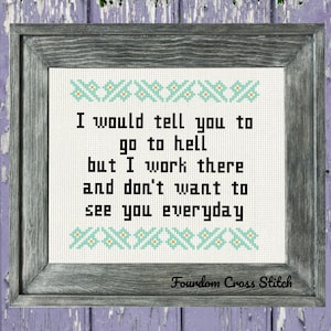 Op de afbeelding: Een ingelijst kruissteekontwerp met een lichtblauwe achtergrond en witte tekst die luidt "Ik zou je zeggen om naar de hel te gaan, maar ik werk daar en wil je niet elke dag zien". De onderkant van het frame heeft de tekst "Fourdom Cross Stitch" in wit.
