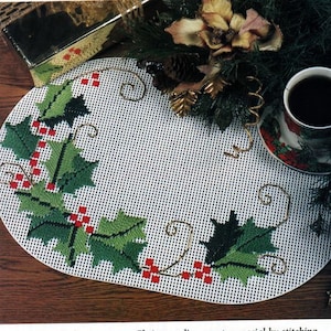 Boughs of Holly Place Mat Plastic Canvas Pattern, image 1