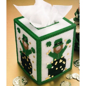 以下が含まれることがあります： 緑と白のティッシュボックスカバーで、妖精のデザインが施されています。妖精は金の壺を持っており、金の硬貨で囲まれています。ティッシュボックスカバーはプラスチックキャンバス製で、家にアイルランドの雰囲気を加えるのに最適です。