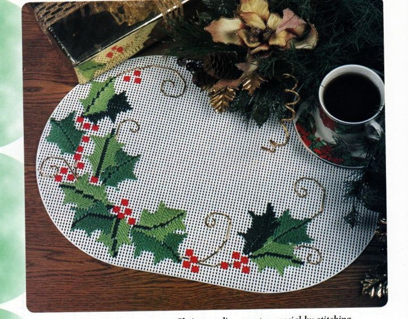 Boughs of Holly Place Mat Plastic Canvas Pattern, image 1