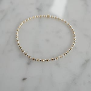 2 mm ゴールドフィルド & スターリングシルバー ビーズブレスレット | ミックスメタルスタッキングブレスレット | 14K ゴールドフィルドボールブレスレット | ストレッチビーズブレスレットギフト
