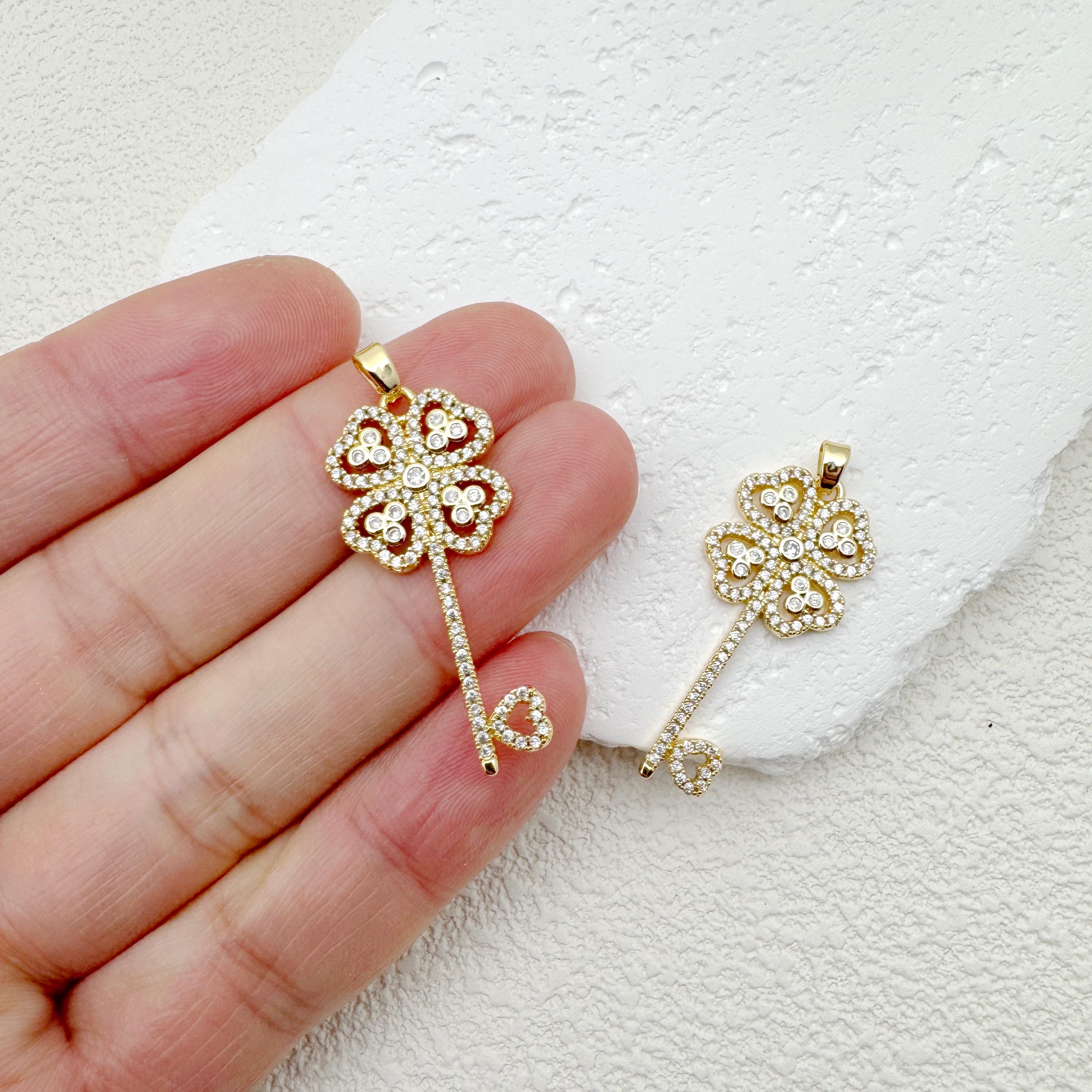 18Kゴールドフィルドクローバーキーペンダント：CZマイクロパヴェ