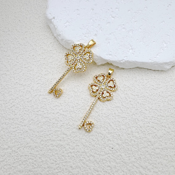 18Kゴールドフィルドクローバーキーペンダント：CZマイクロパヴェ