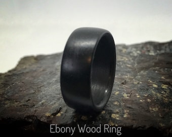 Anillo de madera de ébano. Anillo de madera exótica natural, hecho a mano. Anillo para mujer o hombre. Anillo de boda único. Joyería artesanal perfecta para cualquier ocasión.