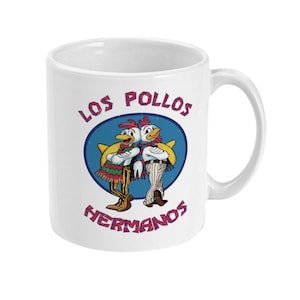 Peut inclure: Une tasse en céramique blanche avec une illustration bleue et blanche de deux poulets portant des sombreros et le texte "Los Pollos Hermanos" en rose.