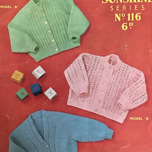 Könnte beinhalten: Eine Strickanleitung für drei Baby-Cardigans. Das Muster heißt "Sirdar Sunshine Series No. 116" und ist für Babys im Alter von 6 bis 12 Monaten. Die Cardigans sind grün, rosa und blau.