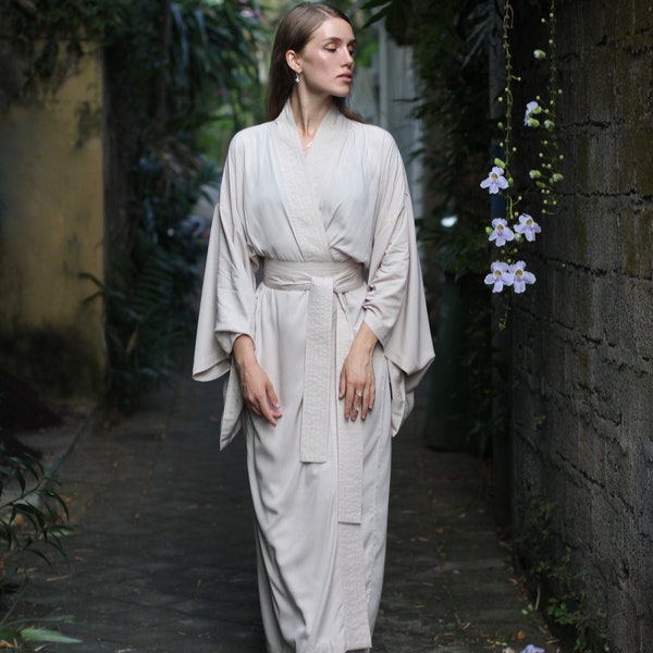Beige Kimonokleid der Brautjungfer, japanischer Stil, lange Robe, kurzes Cape, freie Größe