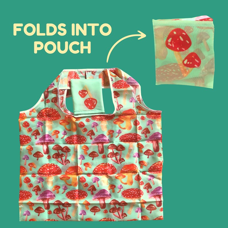 Op de afbeelding: Een herbruikbare boodschappentas met een paddenstoelprint. De tas vouwt in een klein zakje met de tekst "FOLDS INTO POUCH" op de afbeelding.