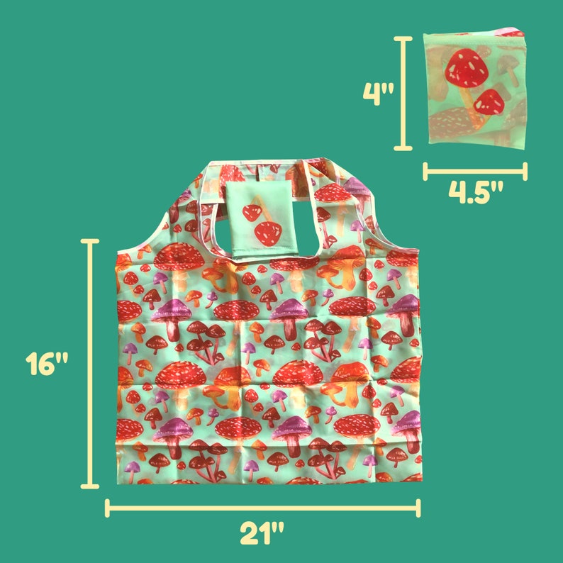 Op de afbeelding: Een herbruikbare boodschappentas met een paddenstoelprint. De tas is 40,6 cm hoog, 53,3 cm breed en heeft een klein zakje aan de voorkant. Het zakje is 10,2 cm hoog en 11,4 cm breed.