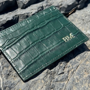 Porta-cartões de couro personalizado, porta-cartões de couro de crocodilo verde, carteira de couro com inicial personalizada em relevo, presente de aniversário para ela