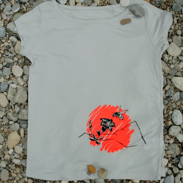 Der Enzian und die Alpenhummel: Hand bedrucktes fair gehandeltes T-Shirt, hellgrau