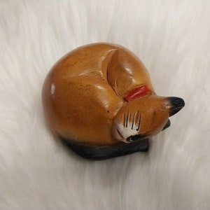 Gatto di legno, Addormentato arricciato, Gattino, Gatto fatto a mano, Gatto intagliato, Statua di gatto, Figurina di gatto, Gatto di legno, Decorazione per la casa del gatto, Regalo del gatto, Scultura del gatto