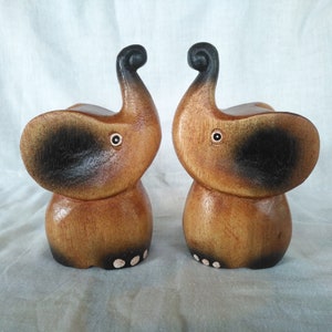 Handgesneden houten olifantenbeeldjes: paar woondecoraties