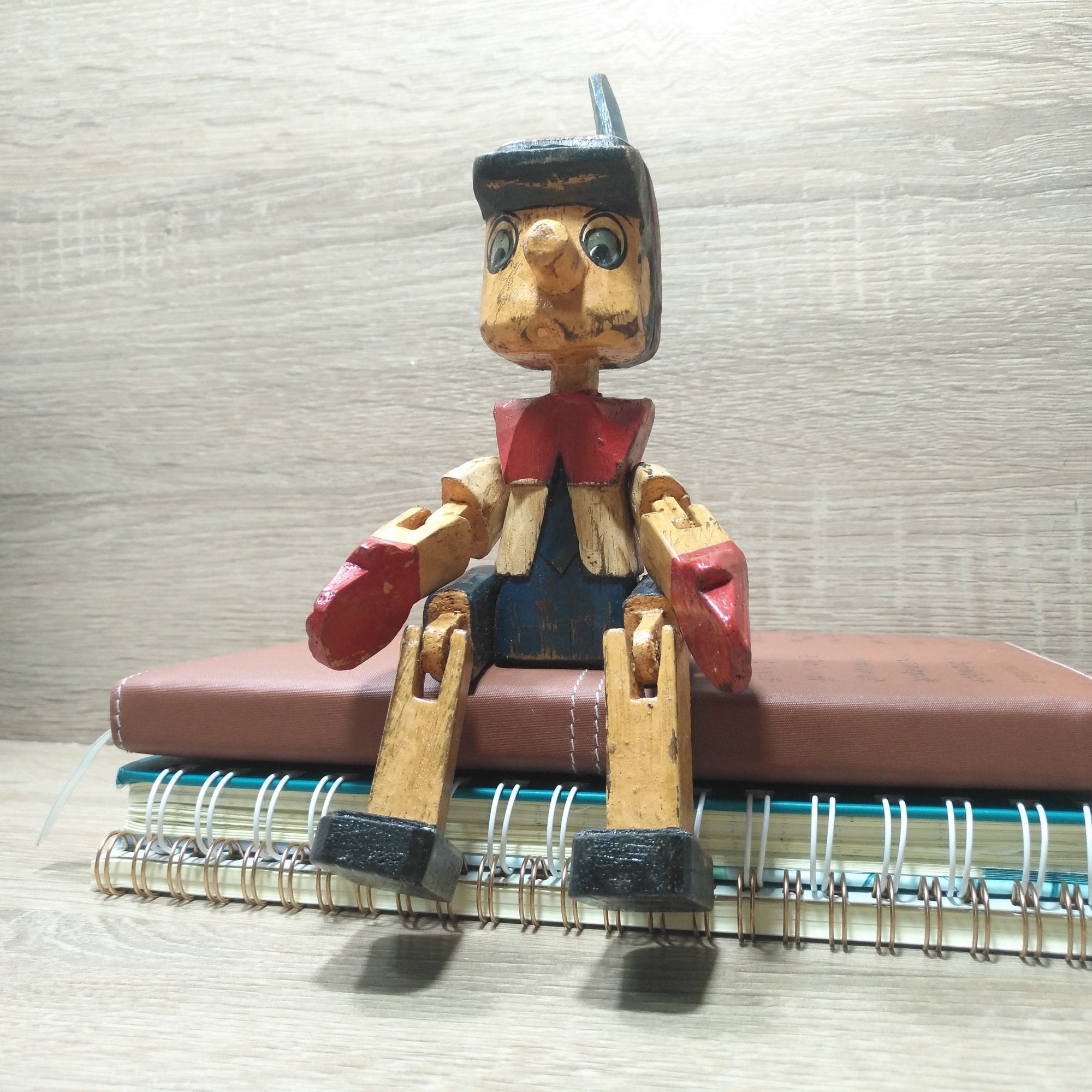 木製ピノキオ アンティークスタイル 座る人形 ハンドメイド ペイント ホームデコレーション 棚ヒンジ ギフト おもちゃ 高さ 8 インチ