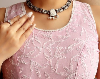 Camicetta Chikankari rosa baby: top in georgette sari, senza maniche