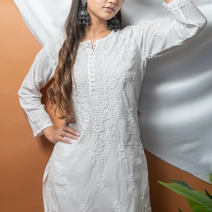 Chikankari Kurti ricamato a mano: Lucknowi Kurta in cotone organico bianco