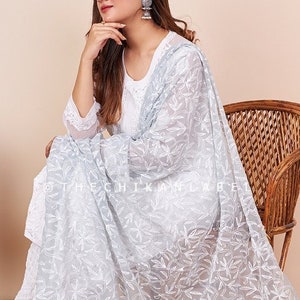 Grigio Chikankari Dupatta: Sciarpa in georgette ricamata a mano