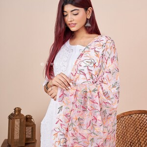 Dupatta Chikankari bianca fatta a mano: sciarpa ricamata in georgette immagine 3