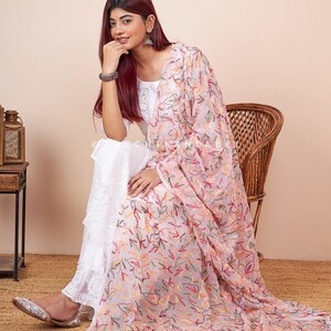 Dupatta Chikankari bianca fatta a mano: sciarpa ricamata in georgette immagine 4