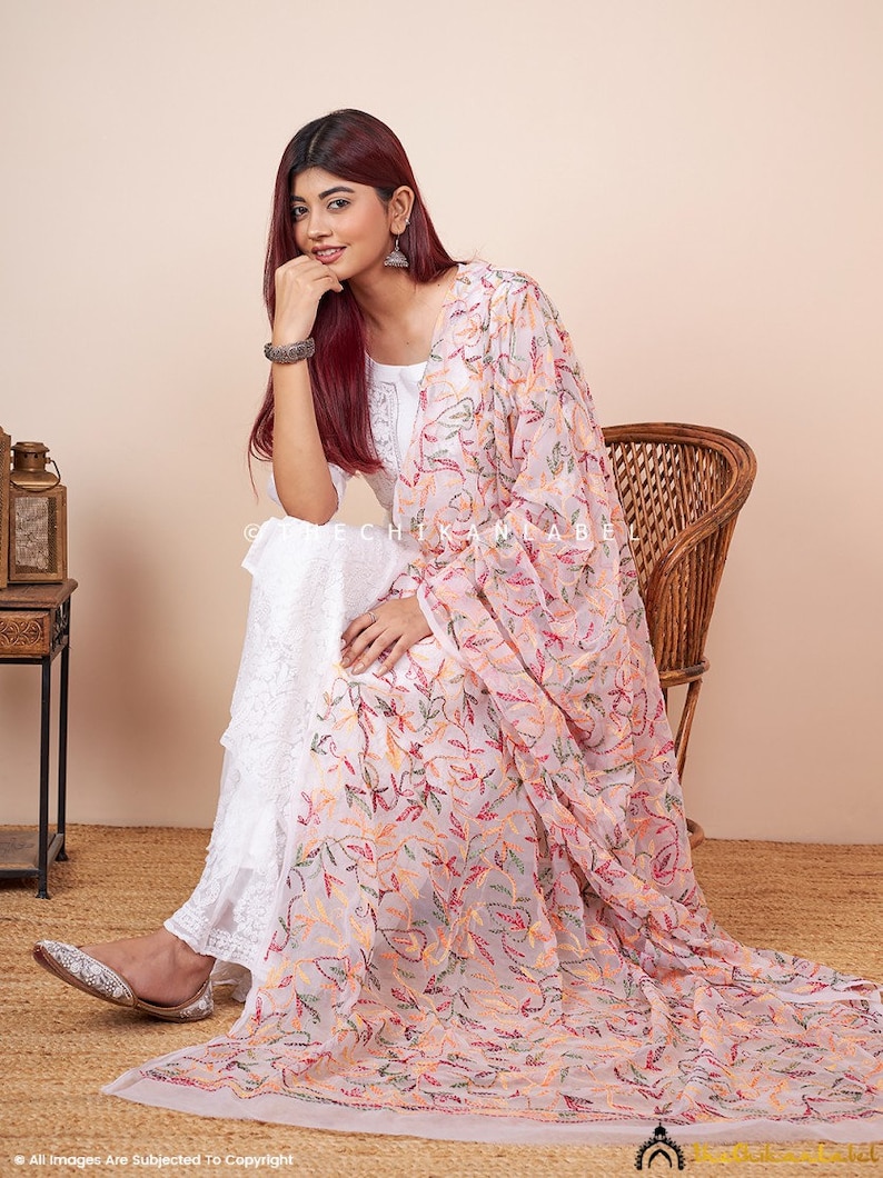 Dupatta Chikankari bianca fatta a mano: sciarpa ricamata in georgette immagine 4