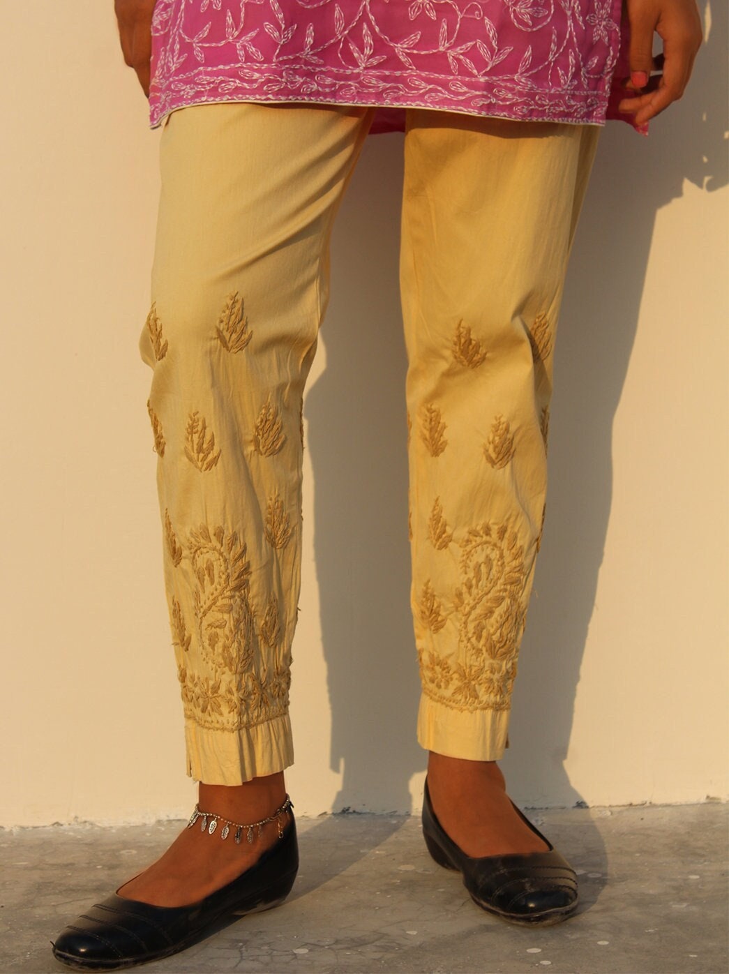 ラクナウィ チカンカリ コットン パンツ: インドの刺繍パラッツォ