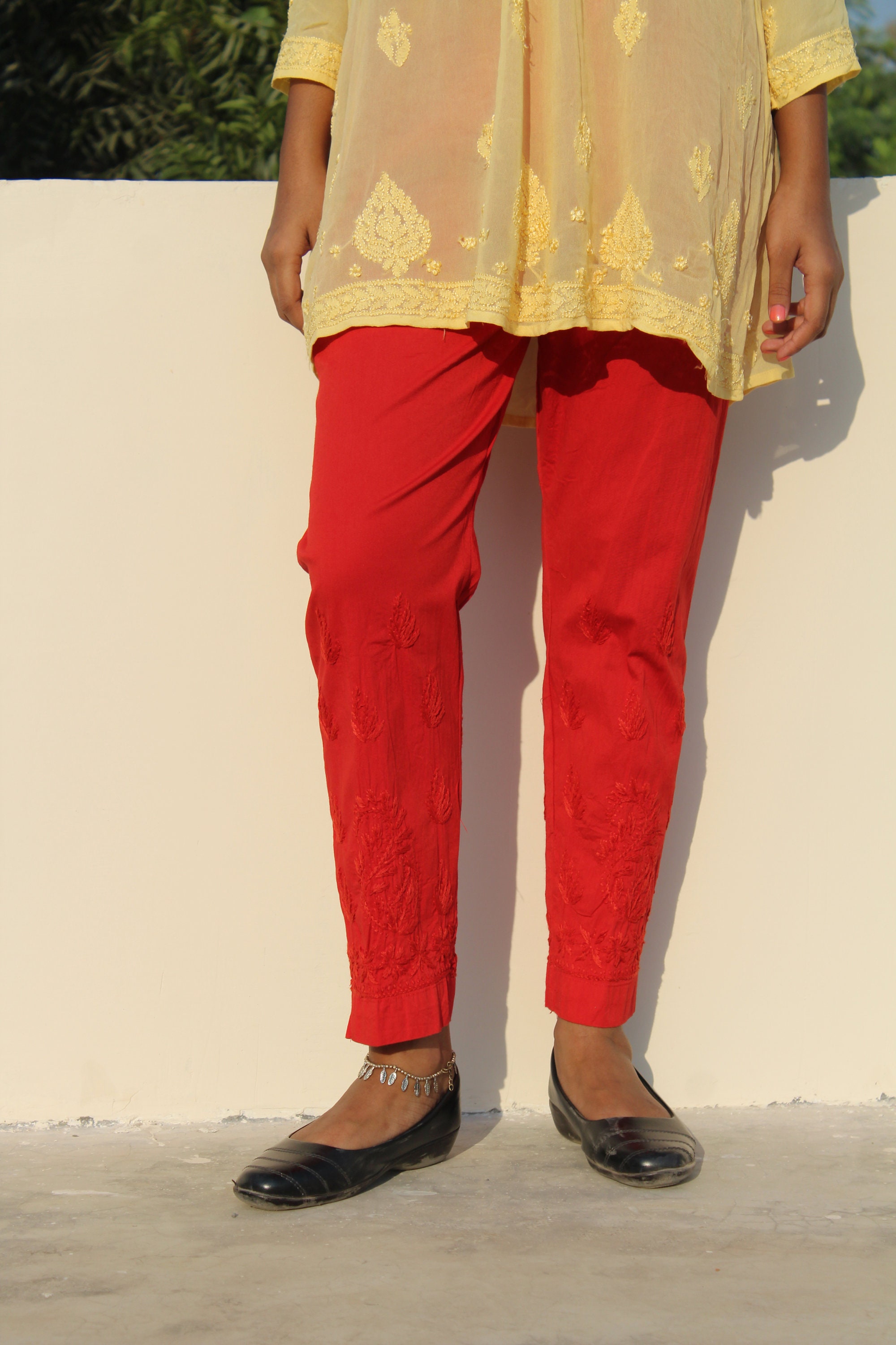 ラクナウィ チカンカリ コットン パンツ: インドの刺繍パラッツォ