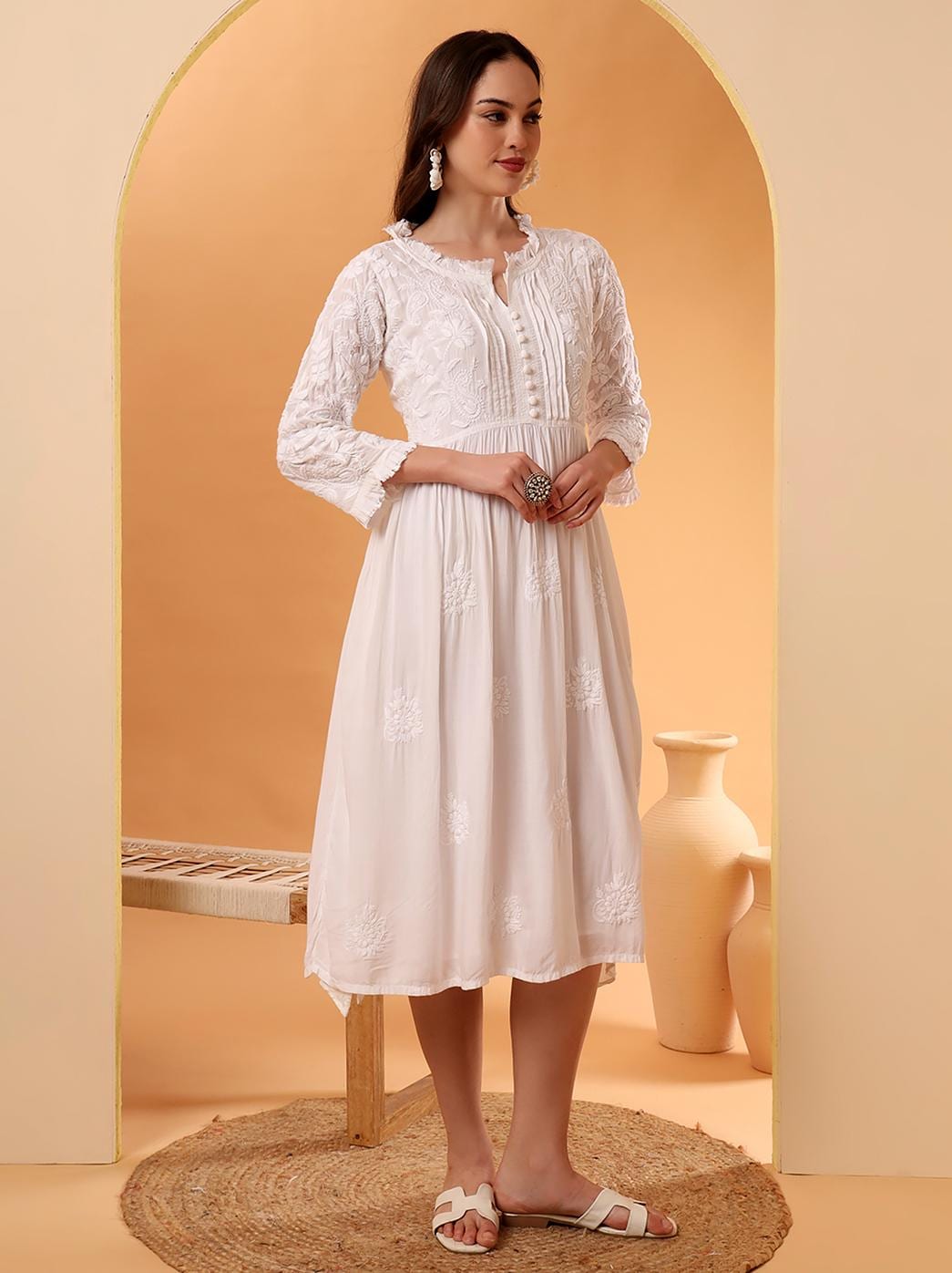 ホワイトモスリンのチカンカリ・アナルカリドレス：ラクナウの