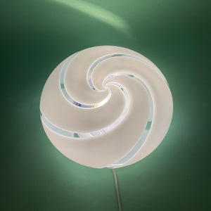Preciosa lámpara de pared/techo de Murano, estilo vintage de los años 80, con cristal blanco en espiral.