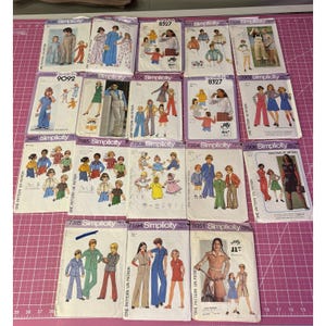 Puede incluir: Una colección de patrones de costura Simplicity vintage, con varios diseños de ropa. Los patrones muestran ilustraciones de prendas, incluyendo vestidos, monos y trajes. Las portadas muestran números de patrón y el logotipo de Simplicity.
