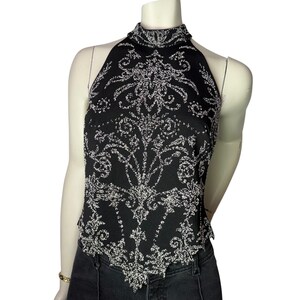 Top vintage Ribkoff Trends com decote halter e aplicações de miçangas, estampa damasco preta e prateada, modelo Whimsigoth Union, tamanho 10.