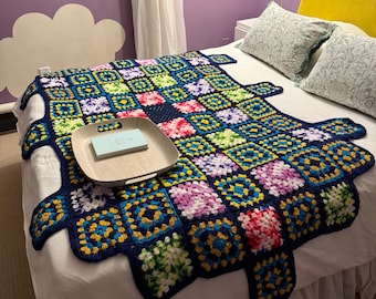 Handgehäkelte Oma-Quadratdecke, Retro, mehrfarbig, Boho-Stil, eklektisch, 80er Jahre
