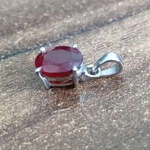 Pingente de Prata 925 com Rubi: Pedra de Nascimento de Julho, Feito à Mão, Colar com Pingente