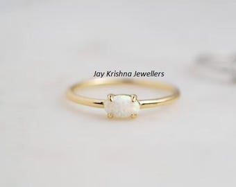 Anel delicado de ouro maciço com opala: design artesanal em ouro 14k, joia com pedra de nascimento de outubro. Presente perfeito.