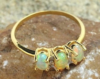 Anel em ouro 14k com opala etíope: delicado anel com detalhe de diamante para combinar com outros anéis.