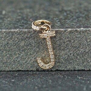 Colgante con dijes de oro de Latter (J), colgante con dijes de oro macizo de 14 k, dijes de diamantes en rodajas, regalo de boda, colgante con dijes de Latter J para boda