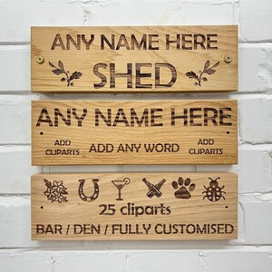 Può includere: Tre cartelli in legno con il testo "ANY NAME HERE" e "SHED". Il cartello inferiore ha 25 opzioni di clipart e il testo "BAR/DEN/FULLY CUSTOMISED".
