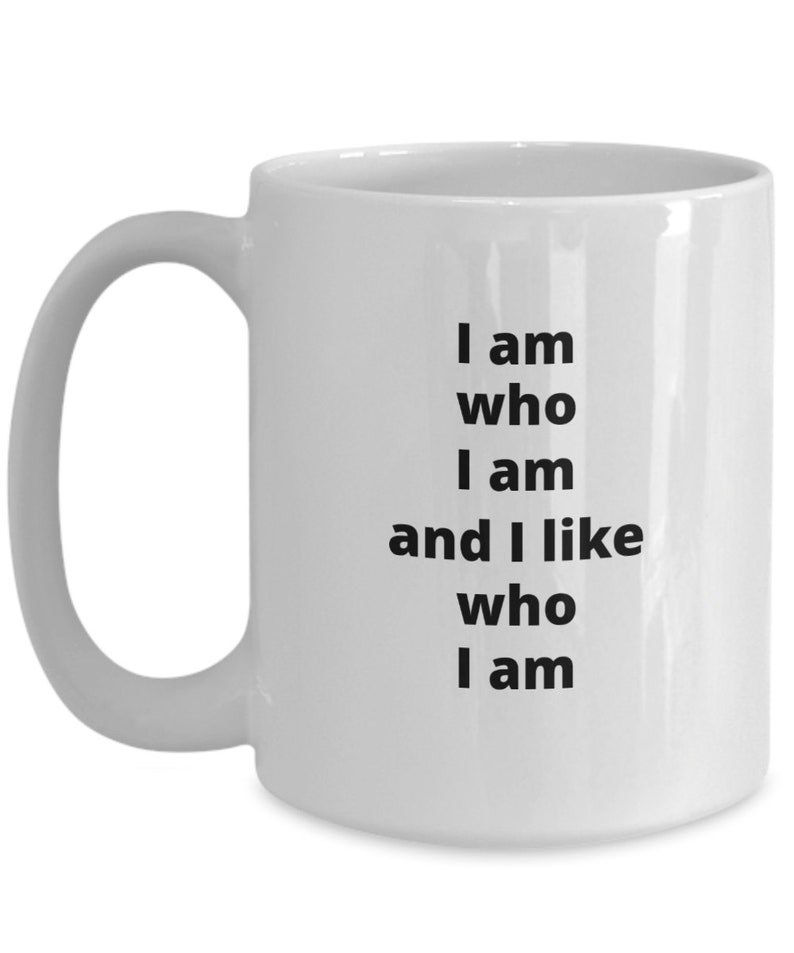 Puede incluir: Taza de cer&aacute;mica blanca con asa curva. La taza presenta el texto "I am who I am and I like who I am" en negro, alineado verticalmente en el lateral. La taza est&aacute; dise&ntilde;ada para bebidas calientes.