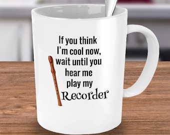 Taza de café con grabadora: un regalo genial para músicos que tocan flautas dulces.