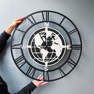 Große Weltkarten-Wanduhr aus Holz | Erde und Geokompass Wanduhr | Weltkarte Büro Deko | Geschenk für einen Reisenden und Reiseliebhaber