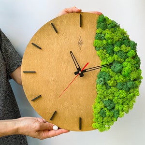 Moss Wall Clock: Modern Wood Decor, Eco-Friendly Design