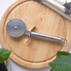 Gepersonaliseerde pizzasnijder - Pizzaroller voor feesten - Huwelijkscadeau voor koppels - Cadeau voor koppels - Kerstcadeau voor hem