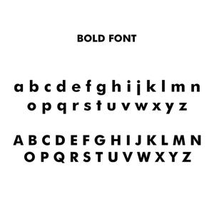 Pode incluir: Em um fundo branco, letras e n&uacute;meros pretos em negrito s&atilde;o exibidos. O texto "BOLD FONT" est&aacute; no topo. O alfabeto min&uacute;sculo &eacute; mostrado acima do alfabeto mai&uacute;sculo.