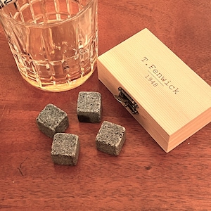 Gepersonaliseerde set whiskystenen: granieten koelblokjes in houten kist