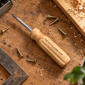 Destornillador de madera personalizado / Herramienta manual 4 en 1 grabada. Regalo ideal para papá, abuelo o aficionado al bricolaje.